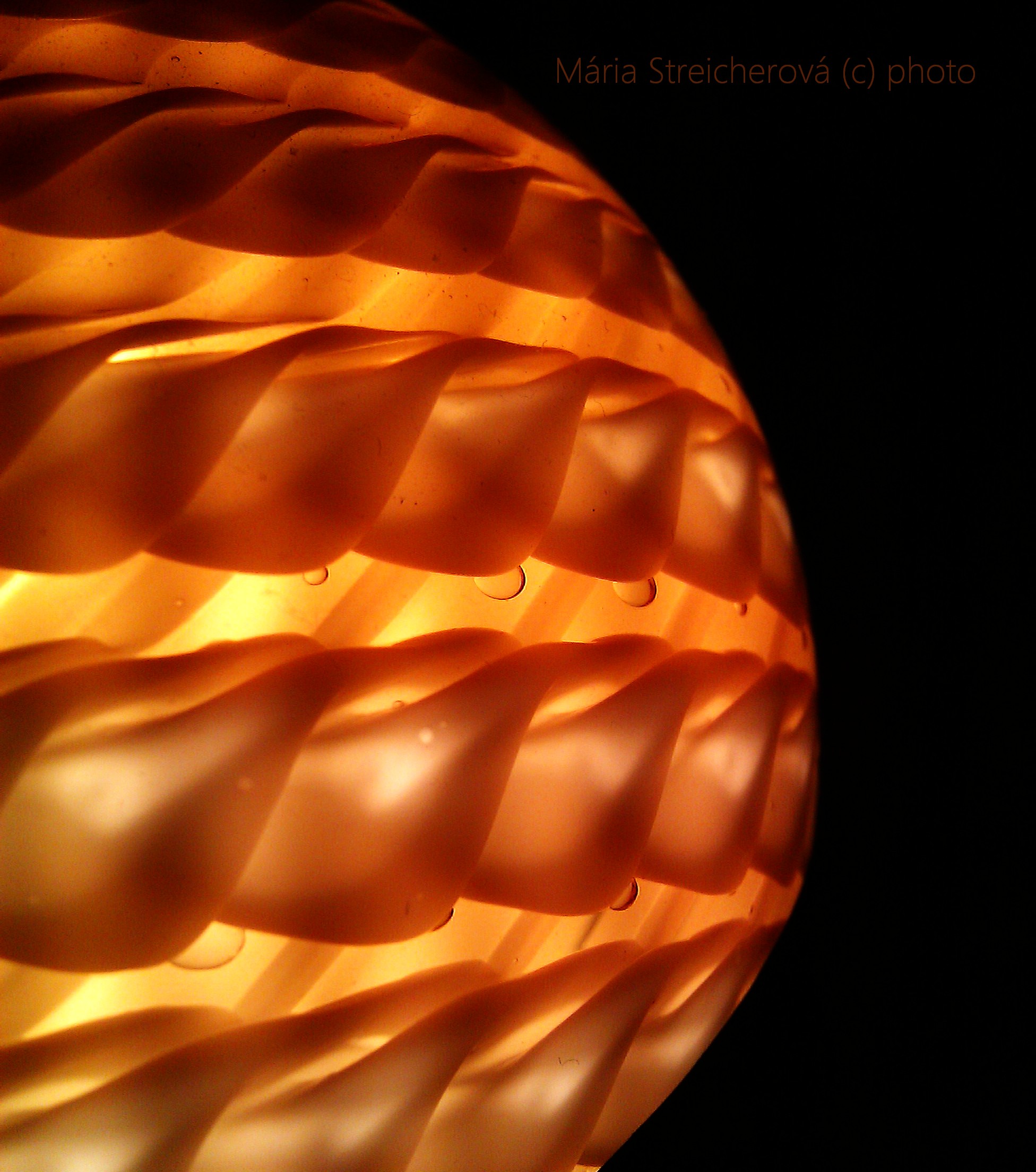 Medovožlté guľaté tienidlo nočnej lampy, zo skla, so zaujímavou vnútornou štruktúrou.